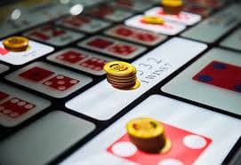 222bet হোমপেজে লাল গেমিং দৃশ্য
